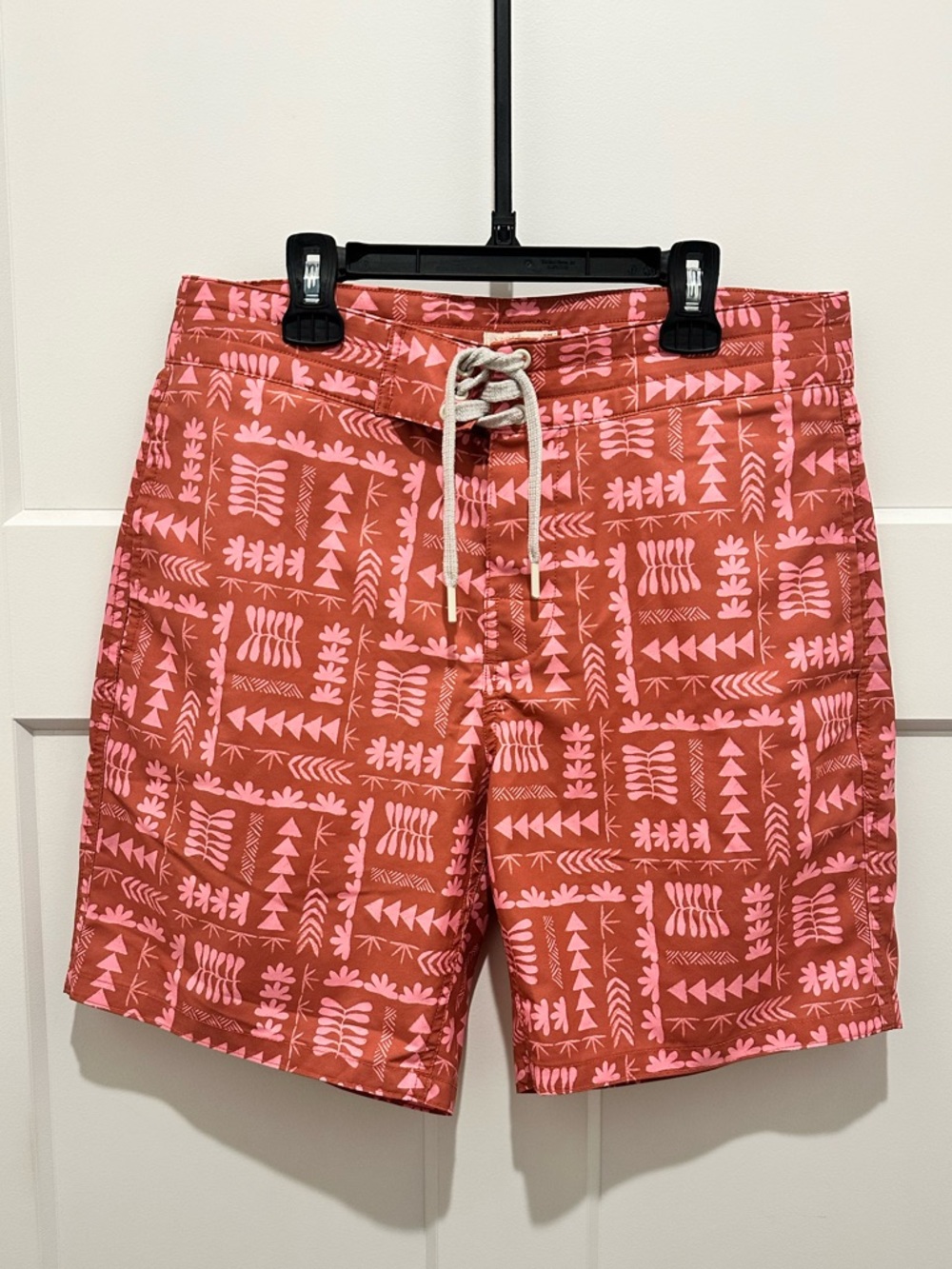 Faherty Sunwashed Board Shorts Red Naupaka Men's Size 31, 7.25" Inseam